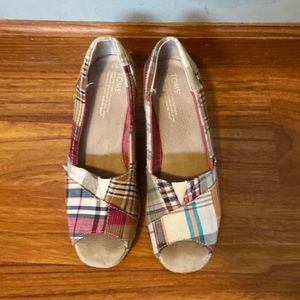 TOMS PLAID WEDGES